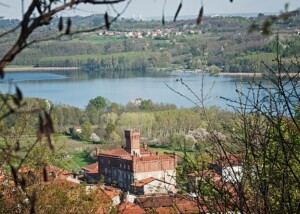 Vista del lago di Candia con il Castello