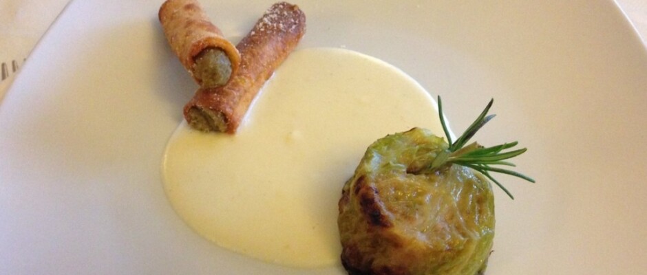 sigaro-ai-funghi-con-caponetto-della-tradizione-con-fonduta-di-Civrin-1030x669
